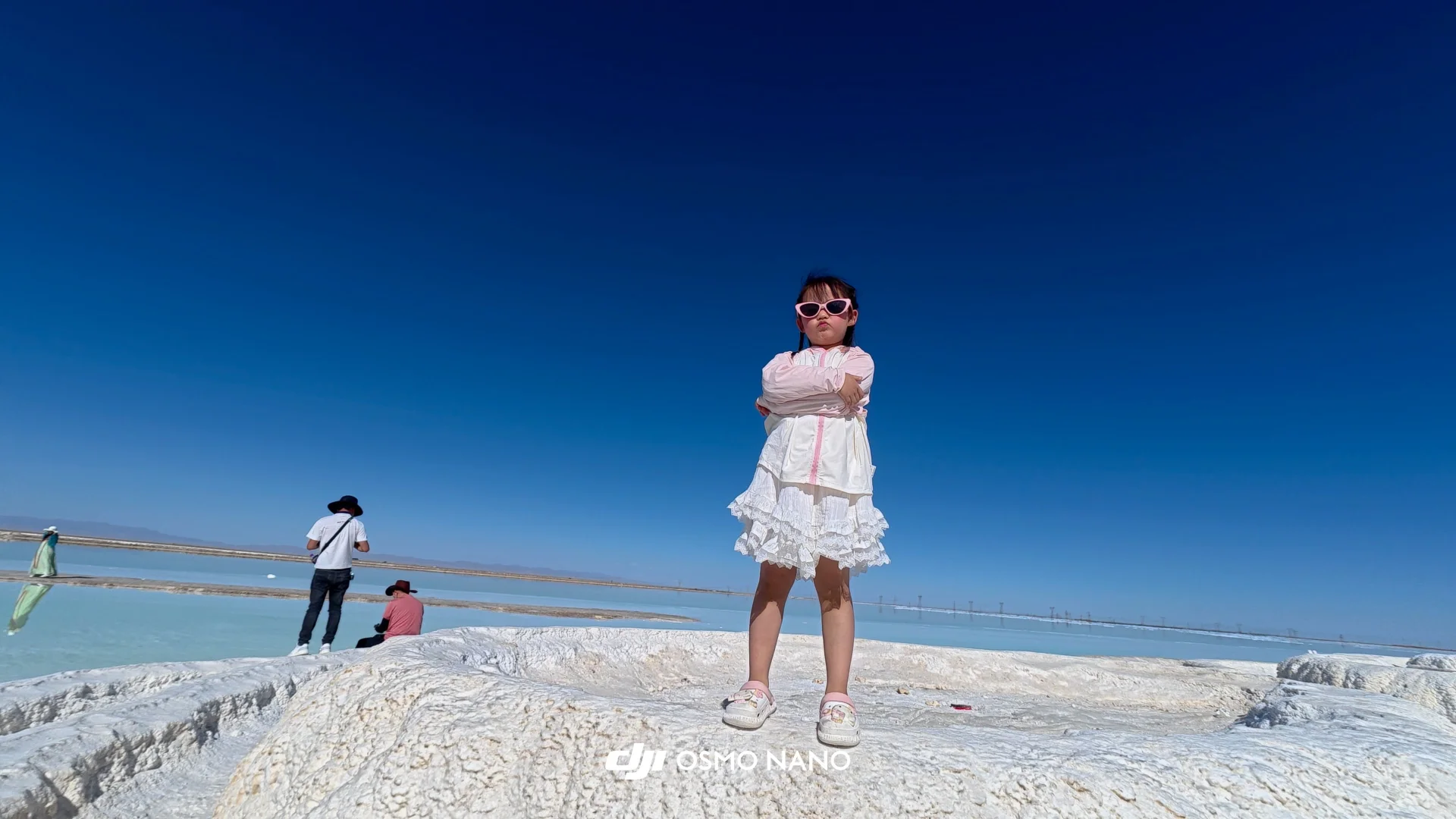女儿在察尔汗盐湖的盐滩上摆 pose
